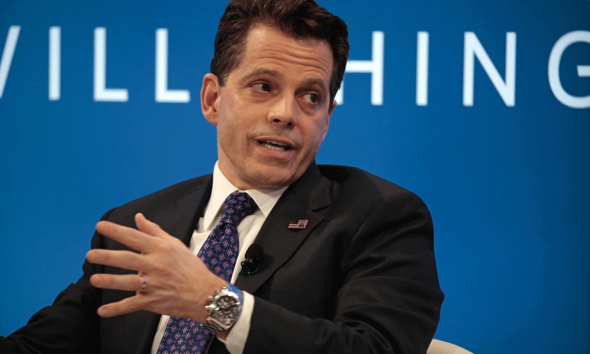 Anthony Scaramucci Opposes Warren Buffett and Jamie Dimon for Their Anti-Crypto Stance