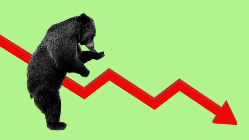 Crypto Market Outlook: Analyst Expects New Lows for Bitcoin and Altcoins