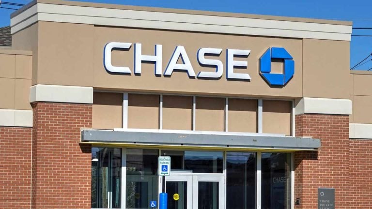 Coinbase CEO Calls on Chase Customers in UK to Close Accounts After the Bank Says It Will Decline Crypto Payments
