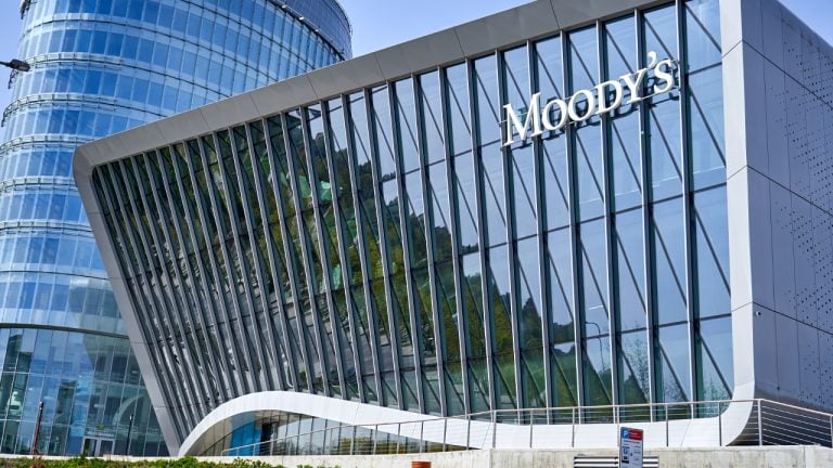 Moody’s Downgrades US Credit Rating to ‘Negative’ on Fiscal Deficits and Debt Concerns